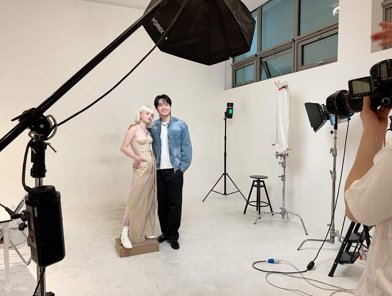 Профессиональная фотосессия: Мы проводим съемку в студии вместе с профессиональным фотографом.